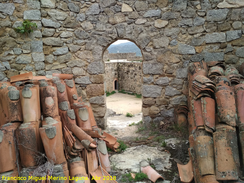 Castillo de la Coracera. Muralla - Castillo de la Coracera. Muralla. Puerta del habitculo de una torre esquinera