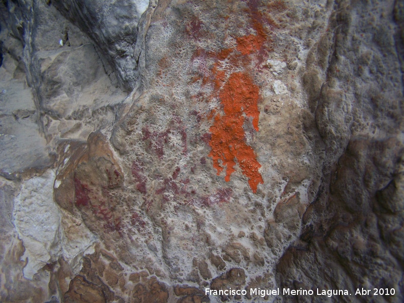 Pinturas rupestres de la Cueva de los Herreros Grupo XI - Pinturas rupestres de la Cueva de los Herreros Grupo XI. Subgrupo principal donde se aprecia a la izquierda la zona de la figura expoliada.