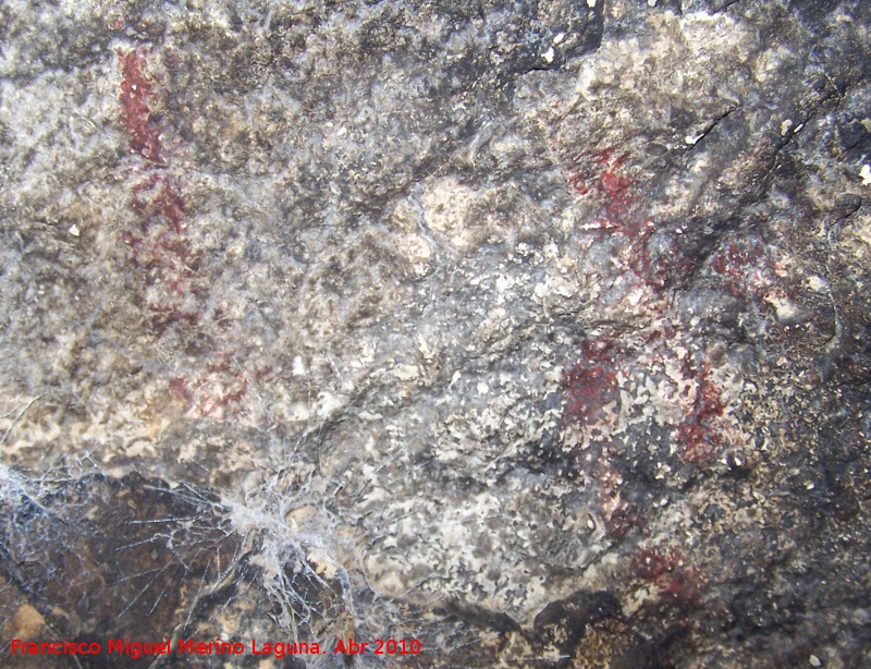 Pinturas rupestres de la Cueva de los Herreros Grupo IV - Pinturas rupestres de la Cueva de los Herreros Grupo IV. Barra y restos de figura