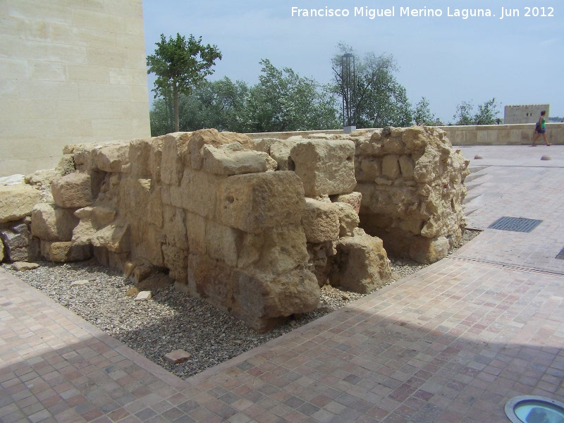 Murallas de Crdoba - Murallas de Crdoba. Muralla romana junto a la Puerta del Puente