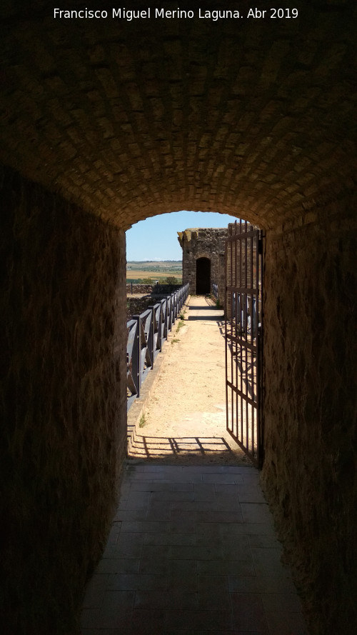 Castillo de los Guzmanes. Torre Cuadrangular Sur - Castillo de los Guzmanes. Torre Cuadrangular Sur. Adarve hacia la Torre Circular Sur