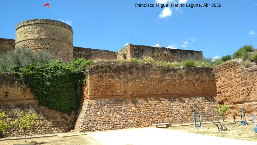 Castillo de los Guzmanes. Patio de la Barbacana - Castillo de los Guzmanes. Patio de la Barbacana. A extramuros