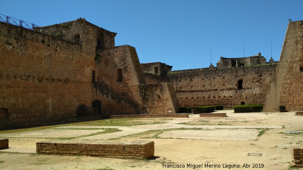 Castillo de los Guzmanes. Plaza de Armas - Castillo de los Guzmanes. Plaza de Armas. 