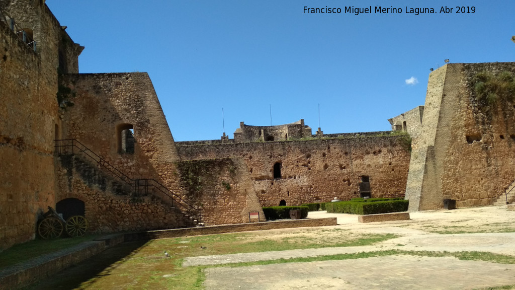 Castillo de los Guzmanes. Plaza de Armas - Castillo de los Guzmanes. Plaza de Armas. 