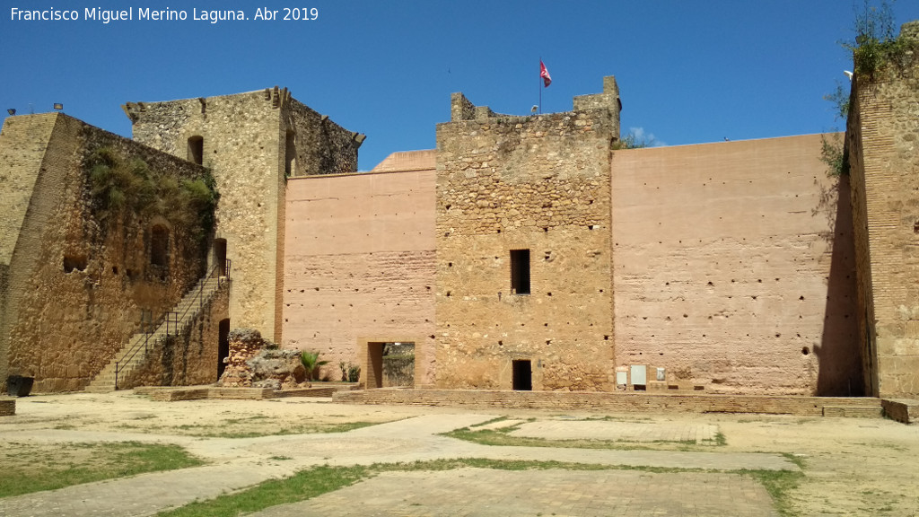 Castillo de los Guzmanes. Plaza de Armas - Castillo de los Guzmanes. Plaza de Armas. Muro norte