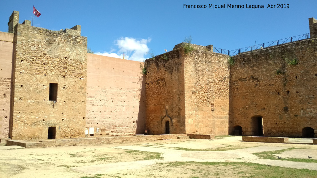 Castillo de los Guzmanes. Plaza de Armas - Castillo de los Guzmanes. Plaza de Armas. Al fondo la Torre del Homenaje