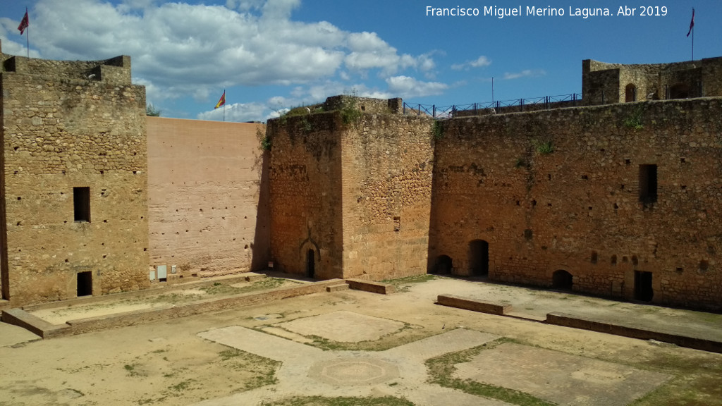 Castillo de los Guzmanes. Plaza de Armas - Castillo de los Guzmanes. Plaza de Armas. Al fondo la Torre del Homenaje