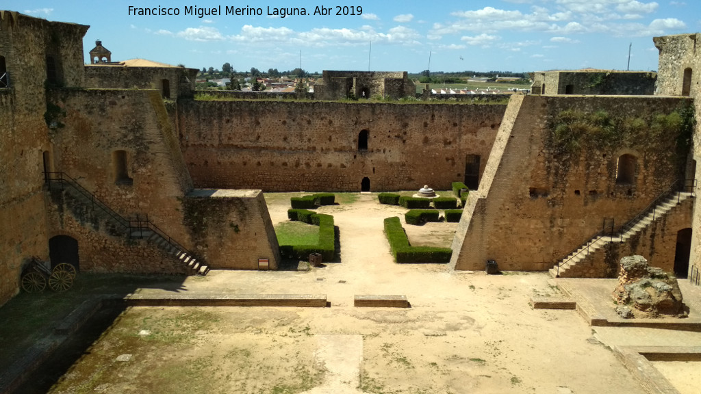 Castillo de los Guzmanes. Plaza de Armas - Castillo de los Guzmanes. Plaza de Armas. 