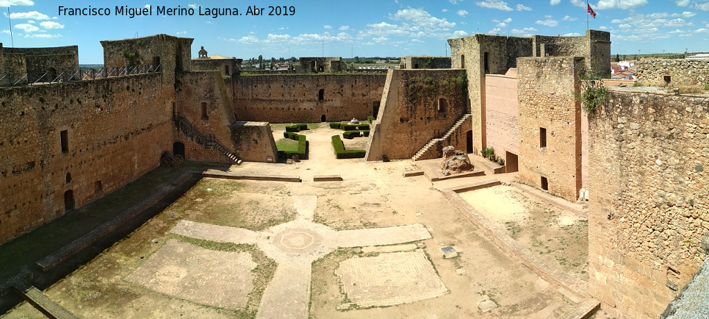 Castillo de los Guzmanes. Plaza de Armas - Castillo de los Guzmanes. Plaza de Armas. 