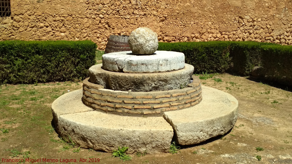 Castillo de los Guzmanes. Patio de Caballeras - Castillo de los Guzmanes. Patio de Caballeras. Piedras de molino y bolao