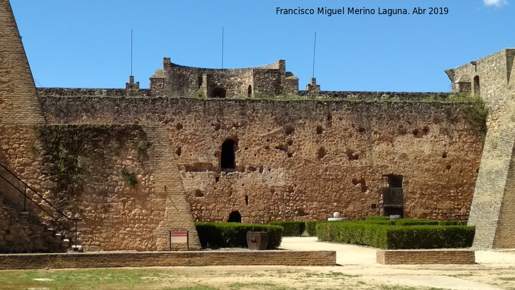 Castillo de los Guzmanes. Torre Circular Oeste - Castillo de los Guzmanes. Torre Circular Oeste. Intramuros