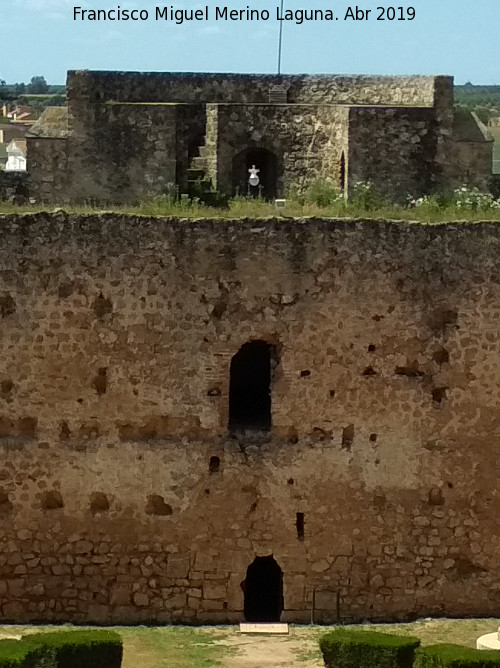 Castillo de los Guzmanes. Torre Circular Oeste - Castillo de los Guzmanes. Torre Circular Oeste. 