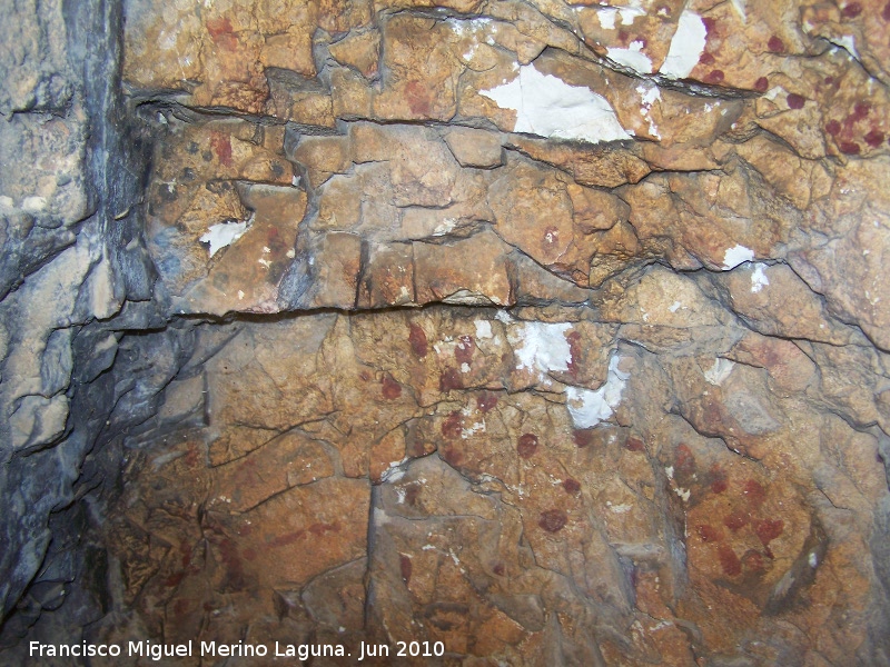 Pinturas rupestres de la Cueva de los Soles Abside IV - Pinturas rupestres de la Cueva de los Soles Abside IV. Puntos negros y rojos