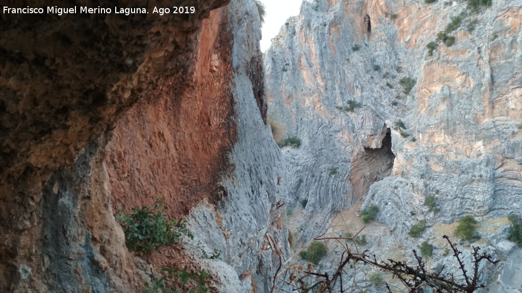 Pinturas rupestres del Matojo - Pinturas rupestres del Matojo. Vista de la Cueva de las Palomas
