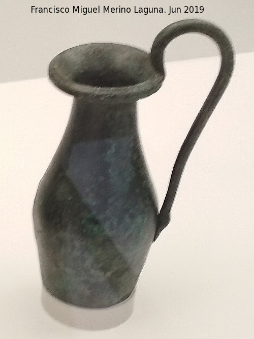 Necrpolis del Mirador de Rolando - Necrpolis del Mirador de Rolando. Olpe de bronce 400-300 a.C. Museo Arqueolgico de Granada