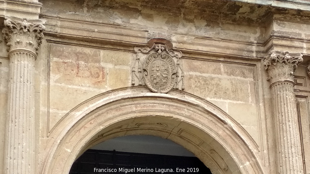 Iglesia de San Pedro y San Pablo. Portada - Iglesia de San Pedro y San Pablo. Portada. Escudo y restos de vtores