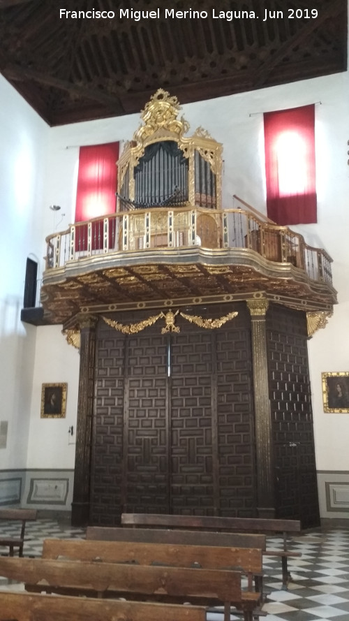 Iglesia de San Pedro y San Pablo. Interior - Iglesia de San Pedro y San Pablo. Interior. rgano y puerta