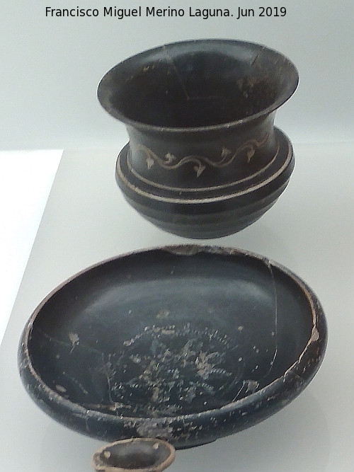 Necrpolis del Cerro del Santuario - Necrpolis del Cerro del Santuario. Gobelete y copa de cermica de barniz negro 350-300 a.C. Museo Arqueolgico de Granada