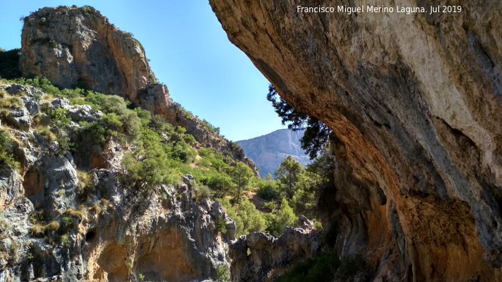 Petroglifos rupestres del Abrigo de la Tinaja VI - Petroglifos rupestres del Abrigo de la Tinaja VI. Vistas hacia el Pen del Plpito