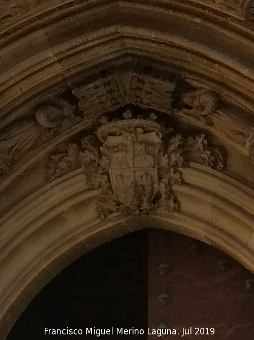 Catedral de Santa Mara. Puerta de los Apstoles - Catedral de Santa Mara. Puerta de los Apstoles. Escudo