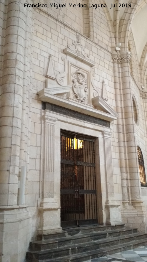 Catedral de Santa Mara. Girola - Catedral de Santa Mara. Girola. Puerta del sur a la Capilla Mayor