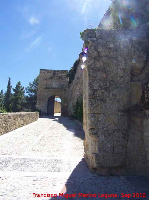 La Mota. Calle del Salto - La Mota. Calle del Salto. Restos de la Primera Puerta y al fondo la Puerta de las Lanzas