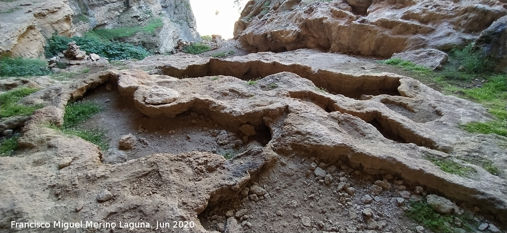 Gours - Gours. Cueva de las Grajas - Santiago Pontones