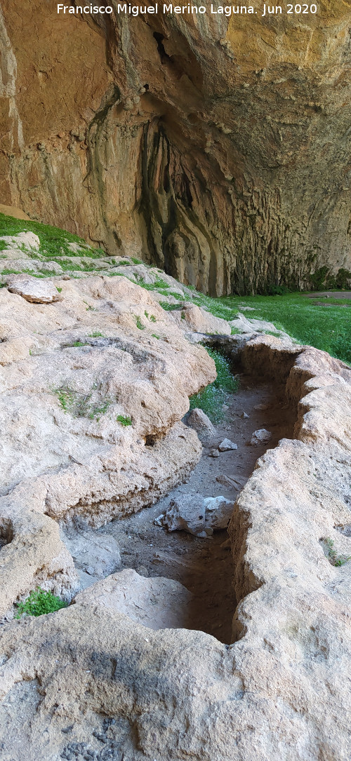 Gours - Gours. Cueva de las Grajas - Santiago Pontones