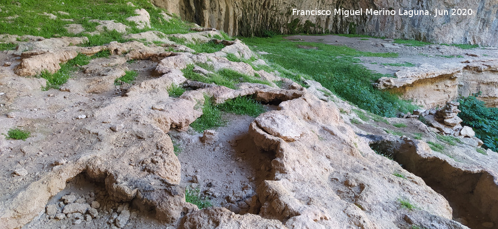 Gours - Gours. Cueva de las Grajas - Santiago Pontones