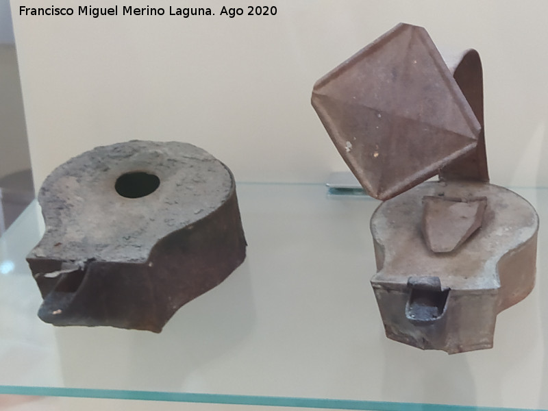 Historia de Carmona - Historia de Carmona. Candiles de hierro. Museo del Alc�zar de la Puerta de Sevilla