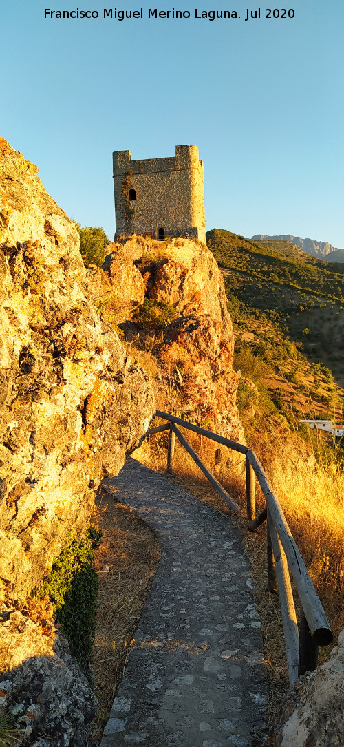 Villa Medieval - Villa Medieval. Camino con el castillo al fondo