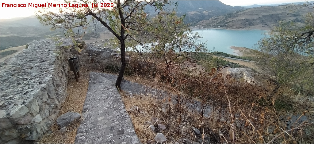 Villa Medieval - Villa Medieval. Muralla y al fondo el pantano