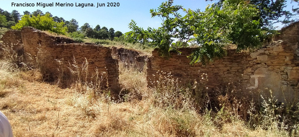 Aldea El Centenillo - Aldea El Centenillo. Ruinas junto al campo de f�tbol