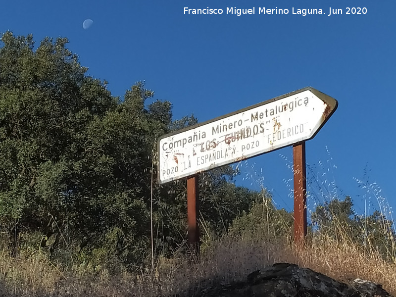 Pozo Federico - Pozo Federico. Cartel y al fondo la luna