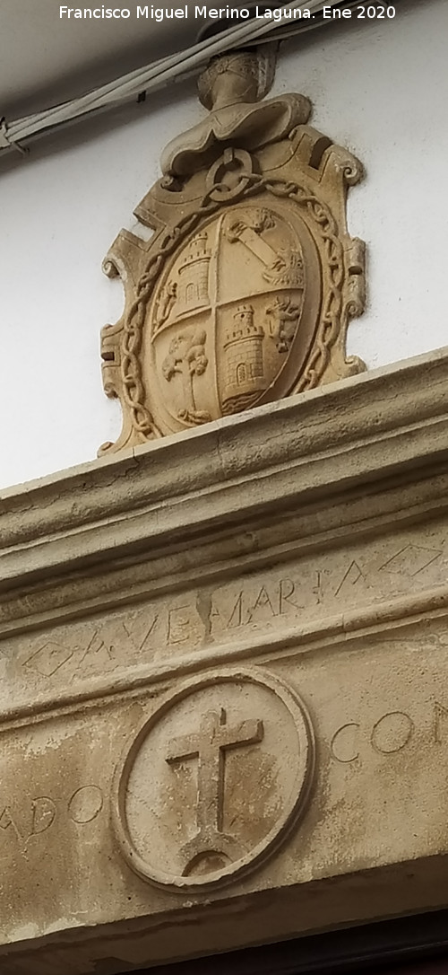 Casa de la Calle Teniente Ochando n� 6b - Casa de la Calle Teniente Ochando n� 6b. Escudo y cruz