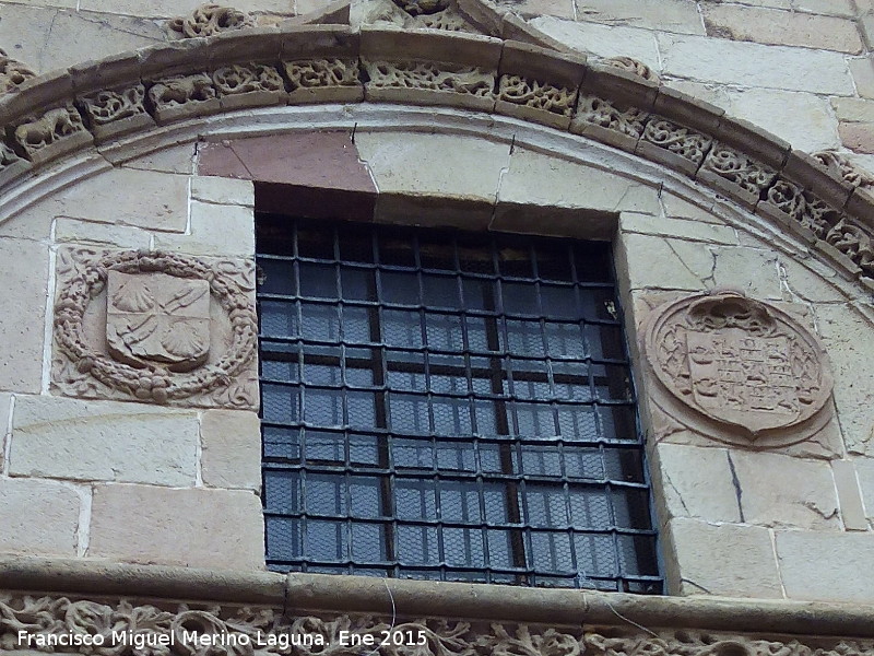 Iglesia de San Bartolom - Iglesia de San Bartolom. Escudos