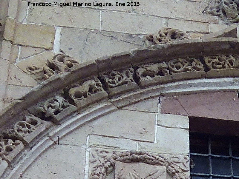 Iglesia de San Bartolom - Iglesia de San Bartolom. Figuras en la cenefa