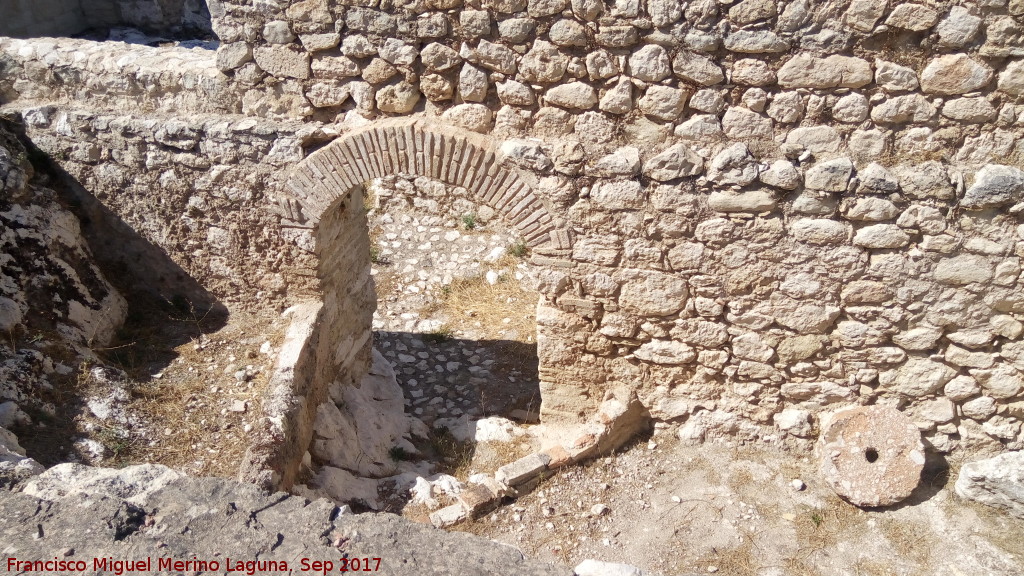 Castillo-Palacio de Zuheros - Castillo-Palacio de Zuheros. Muro interno, arco de ladrillo y piedra de molino