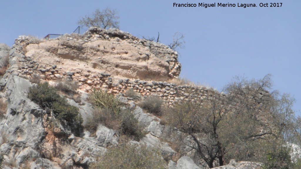 Muralla de Zuheros - Muralla de Zuheros. Restos de muralla en la pea del mirador