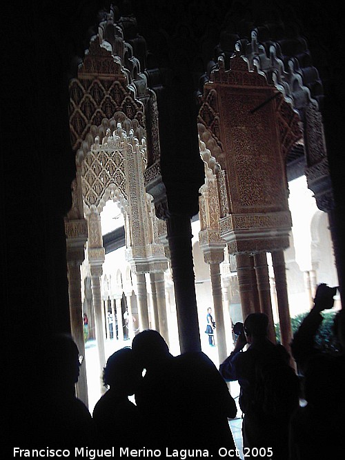 Alhambra. Sala de los Reyes - Alhambra. Sala de los Reyes. El Patio de los Leones desde la Sala