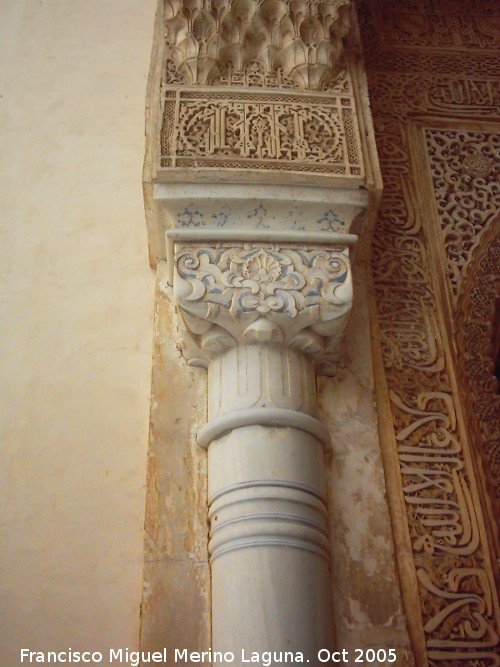 Alhambra. Patio de los Arrayanes - Alhambra. Patio de los Arrayanes. Capitel con policroma azul