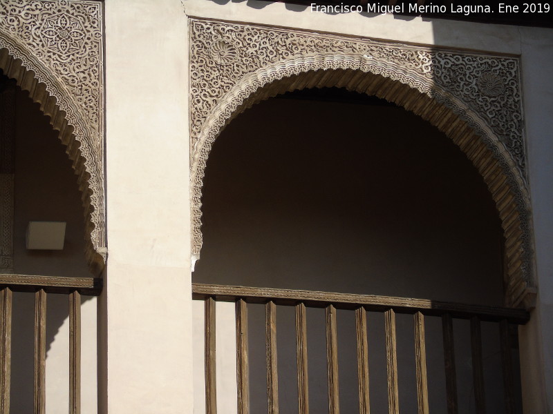 Palacio de Dar Al-Horra - Palacio de Dar Al-Horra. Arco derecho de la galera alta del patio principal