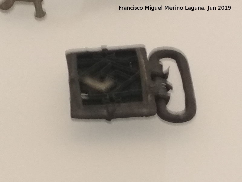 Medina Elvira - Medina Elvira. Placa de broche de cinturn de bronce siglo VII. Museo Arqueolgico de Granada