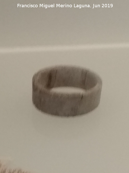 Cueva de las Ventanas - Cueva de las Ventanas. Brazalete piedra caliza pulida 4.500-3.100 a.C. Museo Arqueolgico de Granada