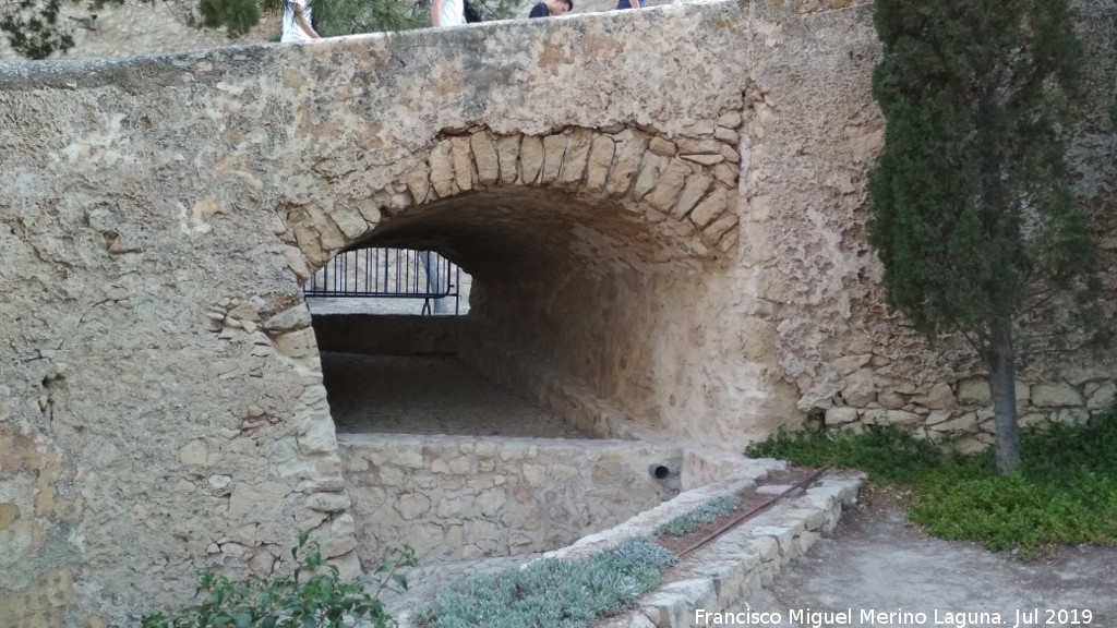 Castillo de Santa Brbara - Castillo de Santa Brbara. Puente del camino del tercer recinto