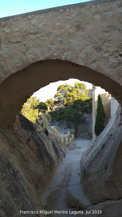 Castillo de Santa Brbara - Castillo de Santa Brbara. Puente y foso del segundo recinto