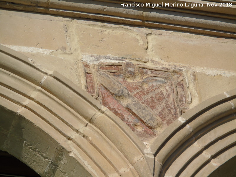 Palacio de Jabalquinto - Palacio de Jabalquinto. Escudo policromado en fachada