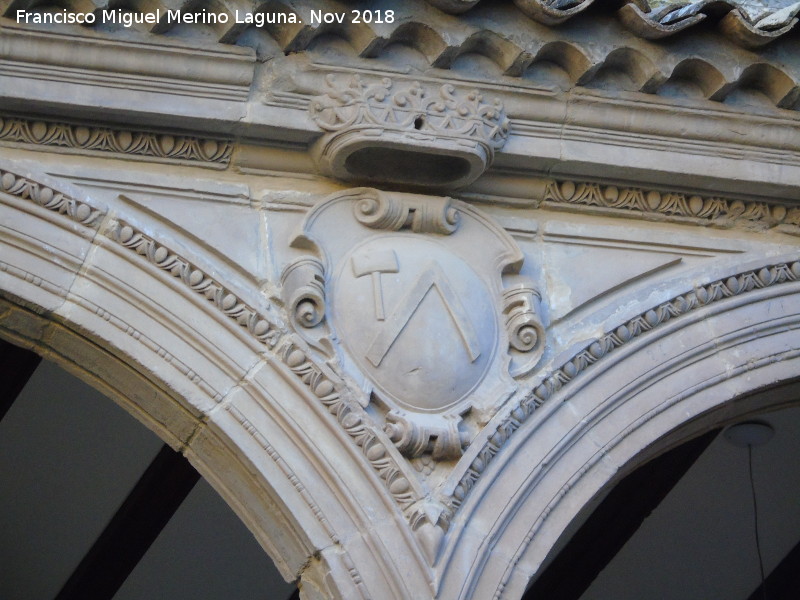 Palacio de Jabalquinto - Palacio de Jabalquinto. Escudo del patio