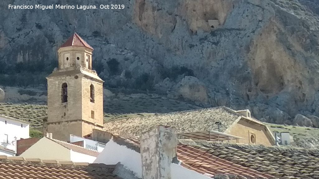 Iglesia de la Asuncin de Bedmar - Iglesia de la Asuncin de Bedmar. Con la Cueva del Muralln al fondo