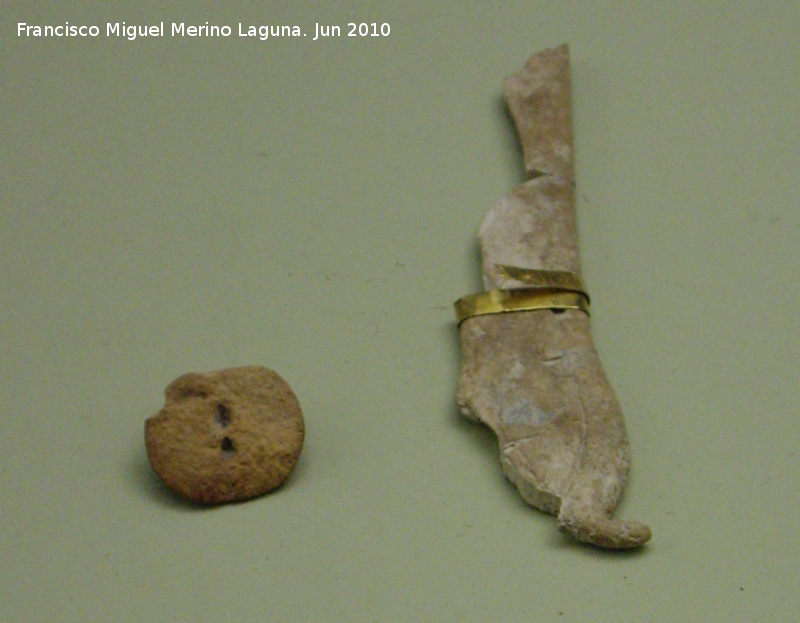 Marroques Bajos - Marroques Bajos. Botn e dolo antropomorfo de hueso con cinta de oro a la cintura del calcoltico. Museo Provincial